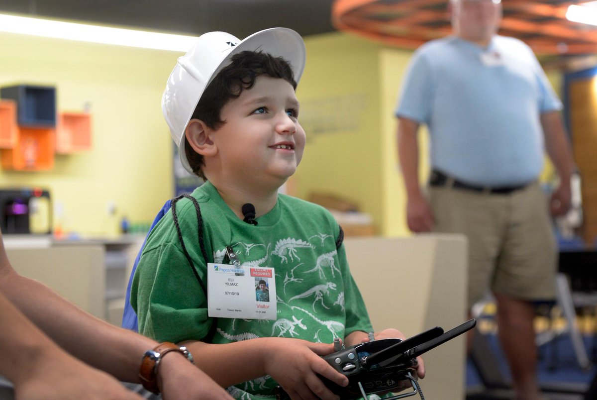 PepcoConnect's tweet photo. We invited Eli to our Innovation Lab after his mother reached out to us about an innovative outage notification system he had designed. Eli learned more about how we bring safe, affordable, and reliable energy to our customers. #STEM #FeelGoodFriday https://t.co/5mNfCuMA0o 💡🔌 https://t.co/diy6REqcmE