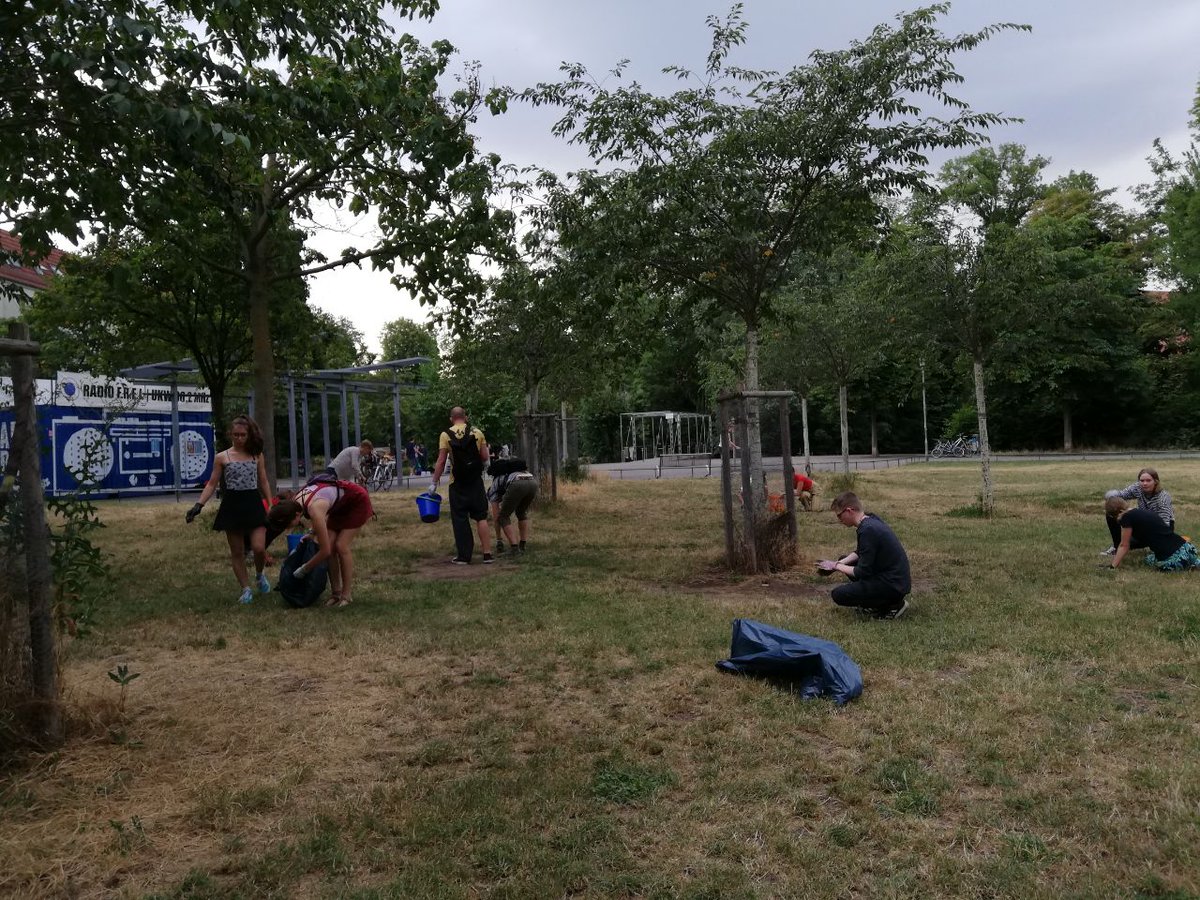 ForErfurt's tweet photo. Danke an alle, die Klein Venedig heute ein bisschen sauberer gemacht haben!
Für einen gemeinsamen Clean Up treffen wir uns nun jeden 2. Freitag, an dem keine Demo ist! 🌲🌳 💚 - auch in den Ferien natürlich!
#cleanup #aufräumen #cleanupforclimate #FridaysForFuture https://t.co/L2vOovWEFq