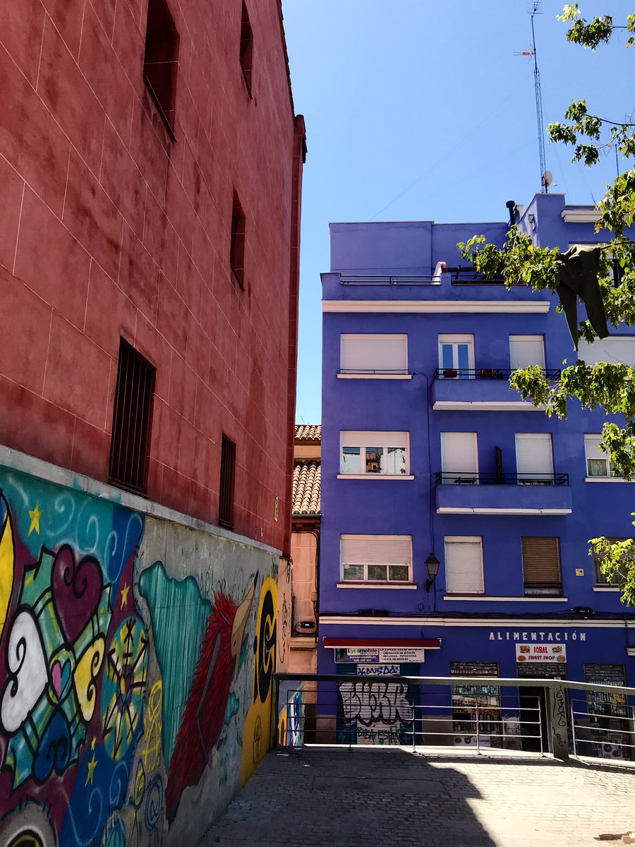 A spasso per #lavapies, uno dei quartieri più antichi di #Madrid e più colorati #StreetArt #madridstreetart