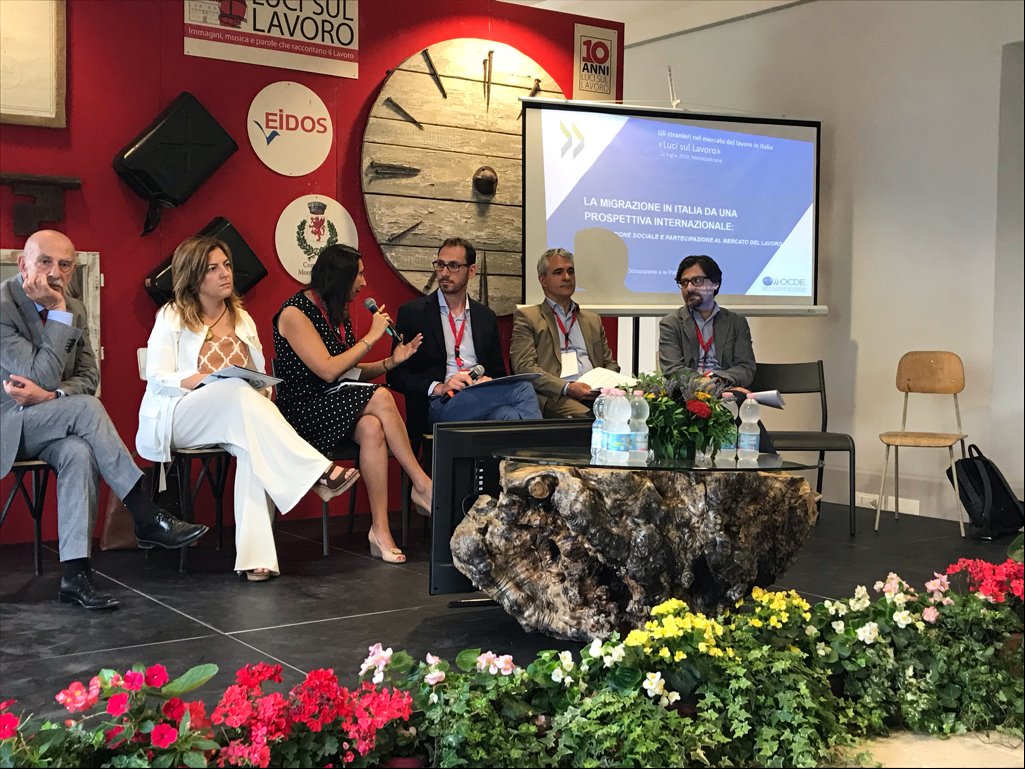 JonathanChaloff's tweet photo. How does integration of immigrants and their children in Italy 🇮🇹compare with integration in other OECD countries? Not as well as one would hope. Stefano Scarpetta at #LucisulLavoro presenting joint @OECD_Social @EUHomeAffairs Indicators of #MigrantIntegration #SettlingIn https://t.co/GhsFSyCp5q
