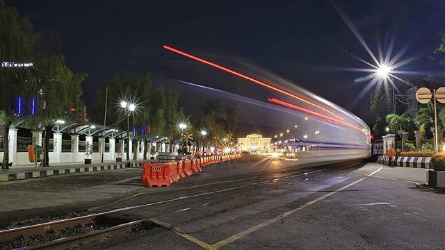 infojogja's tweet photo. #jogja | Rehatlah sejenak kala kenangan dan rindu tiba-tiba melintas di hadapanmu. Apalagi kereta yang melintas, berhentilah.
­
Sugeng ndalu, Jogja. Selamat menikmati akhir pekan yang menggembirakan. Banyak acara bergizi pada bulan Juli ini di sekujur wi… https://t.co/OXZB4nqAaZ https://t.co/Kc6iqG7aK5