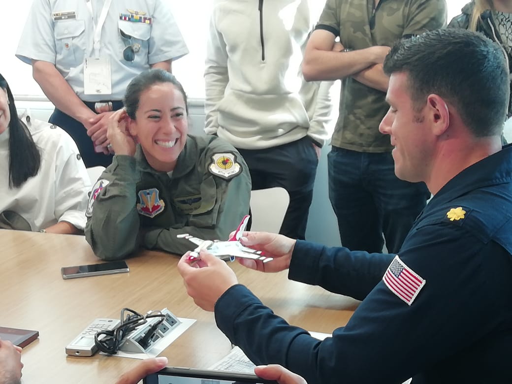 FuerzaAereaCol's tweet photo. #EnMinutos | Todo listo para que Mariana Pajón @MarianaPajon vuele con los @AFThunderbirds @Usairforce #MediaFlight !Vamos Mariana! ✈️✈️✈️🇨🇴🇨🇴 Nuestro orgullo nacional.
@FuerzaAereaCol @AFSOUTH @USEmbassyBogota
#100AñosProtegiendoLaNación https://t.co/RbYYLUhoqJ