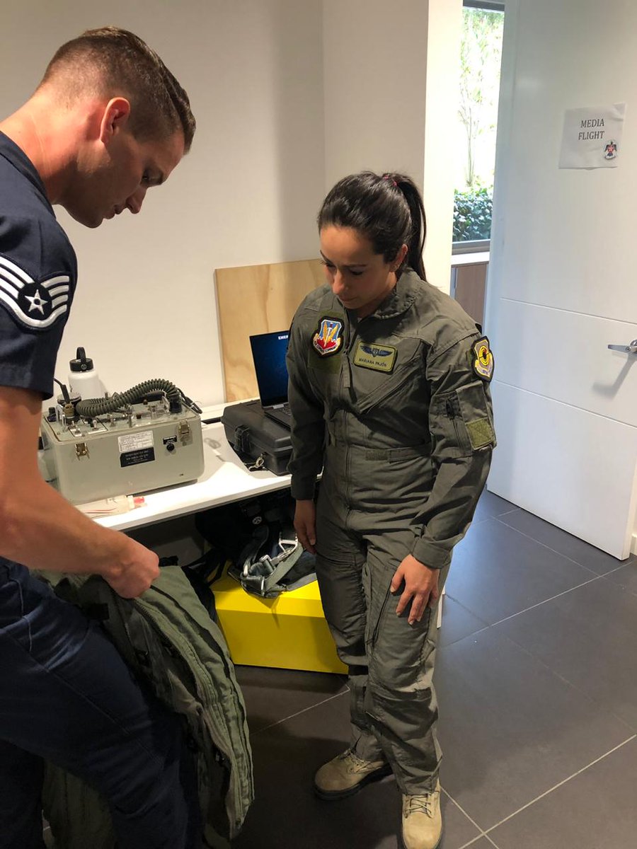 FuerzaAereaCol's tweet photo. #EnMinutos | Todo listo para que Mariana Pajón @MarianaPajon vuele con los @AFThunderbirds @Usairforce #MediaFlight !Vamos Mariana! ✈️✈️✈️🇨🇴🇨🇴 Nuestro orgullo nacional.
@FuerzaAereaCol @AFSOUTH @USEmbassyBogota
#100AñosProtegiendoLaNación https://t.co/RbYYLUhoqJ