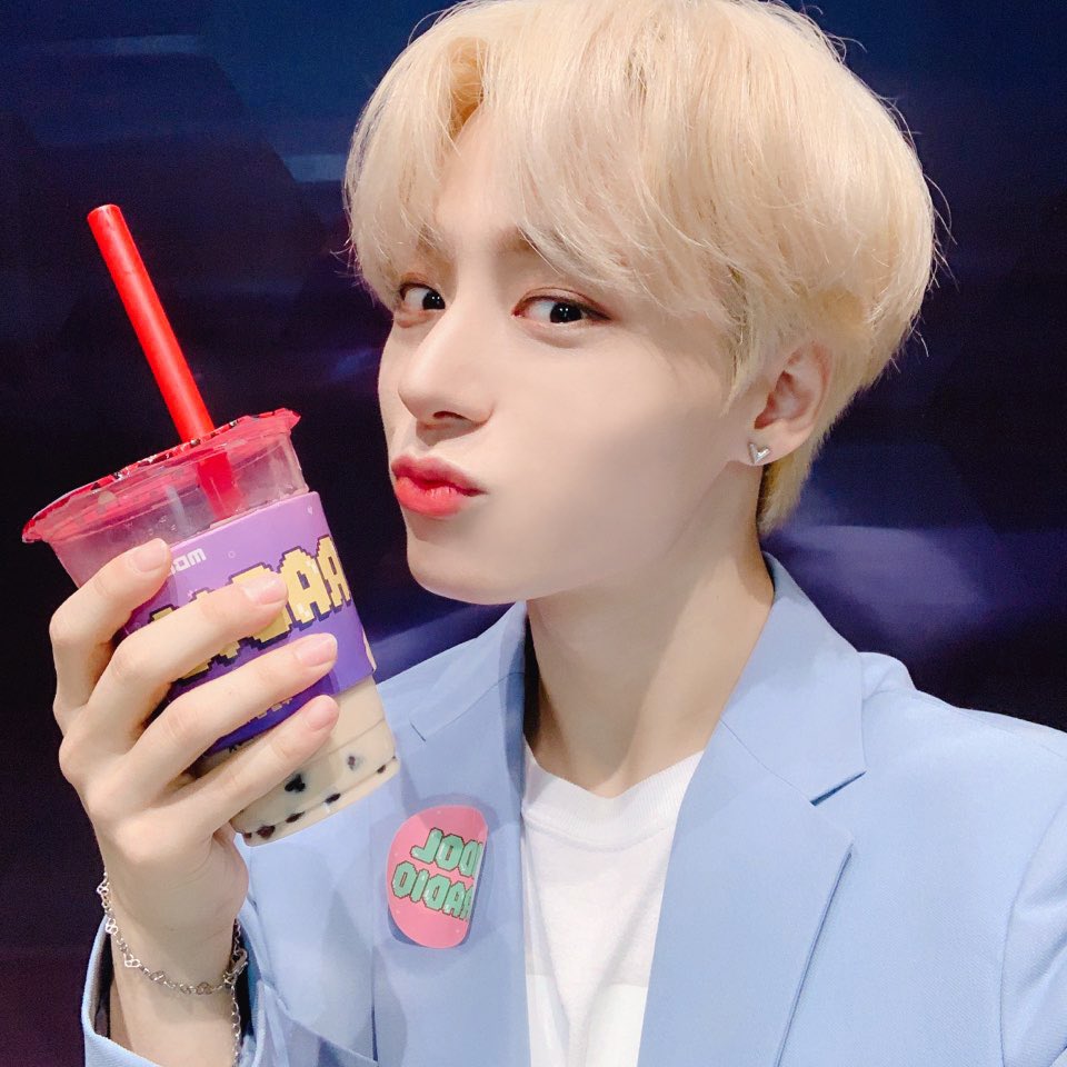 official_ONEUS's tweet photo. [#환웅]
안녕하세요 웅토끼입니다!🐰
멤버들 없이 나온 건 처음이라 굉장히 떨었는데요😂😂😂 응원해준 달님들, 멤버들 덕분에 무사히..? 잘 끝낸 것 같아요ㅎㅎ 아 아돌라 스텝분들 맛나게 잘 마셨습니다 모두들 감사해요😘 https://t.co/1JTum9HXpI