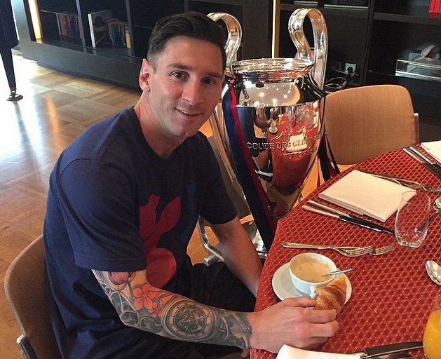 Betclic's tweet photo. -   Salut, je peux m'asseoir à ta table ?
-   Désolé Antoine la place est déjà prise tu peux aller avec Semedo là-bas https://t.co/9DQ7fz5esi