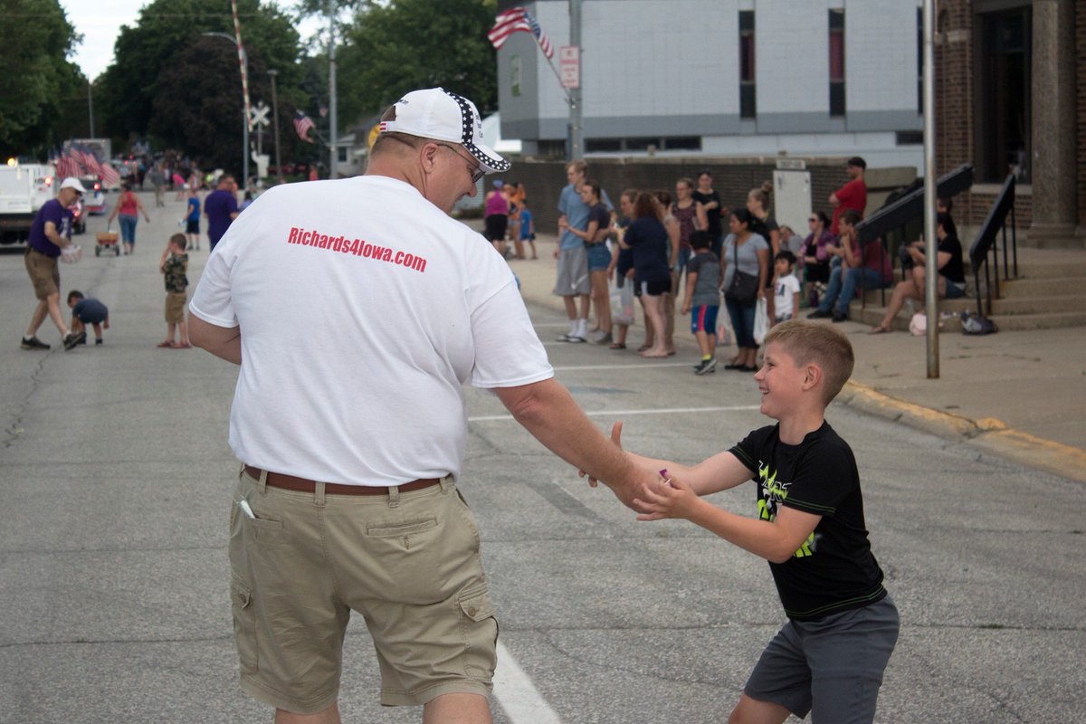 Richards4Iowa's tweet photo. Terrific people and lemonade at the #WrightCountyFair in Eagle Grove on Wednesday! We'll see you at the Webster County Fairgrounds today! #Richards4Iowa #IA04 https://t.co/tVHGEnOCWl
