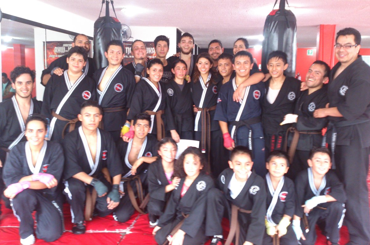 KarateSatelite's tweet photo. Foto del recuerdo, hace un par de años...
Parte de los alumnos de cafés y negros, con la mejor actitud!
#artesmarciales #KogaYamabushiRyu #ninjutsu #ninja #kickboxing #kickboxer #dojo #karatestudio #karatestudiosatélite #tjakai #tjakaikickboxing #tjakaisatélite #ciudadsatélite https://t.co/VgRCKxGDF9