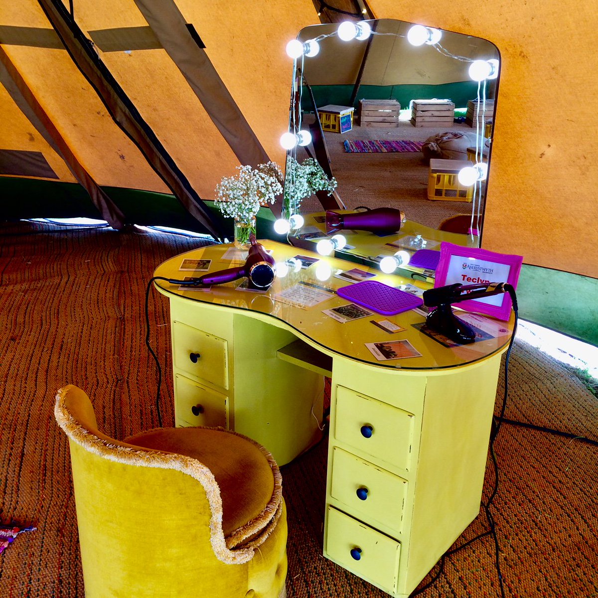 Llai na mis i fynd tan <a href="/eisteddfod/">eisteddfod</a> Llanrwst 2019! 🎵

Rydym yn falch i nodi ein bod yn brif noddwyr <a href="/maes_b/">Deonna B Maes</a> eto eleni ⛺

Cadwch lygad ar ein sianeli cyfryngau cymdeithasol dros yr wythnosau nesaf am gyfle i ennill cyfres o docynnau cyffrous 🎸

#CaruAber #maesb2019 #steddfod2019