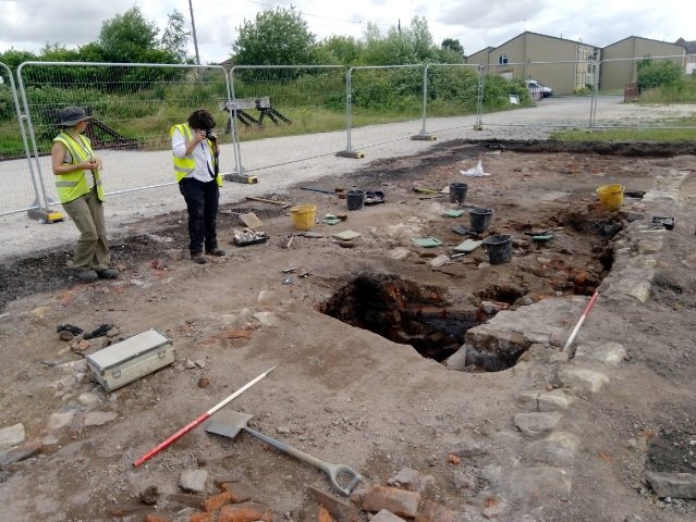 TPCommArch's tweet photo. Down to five steps of the staircase into the cellars of West Railway Terrace at Barrow Hill. we are here over the weekend so please drop by and say hello! If you remember the houses before they were knocked down, come and share your #memories! #archaeology #free #dig #trains https://t.co/hDqIjKx43u