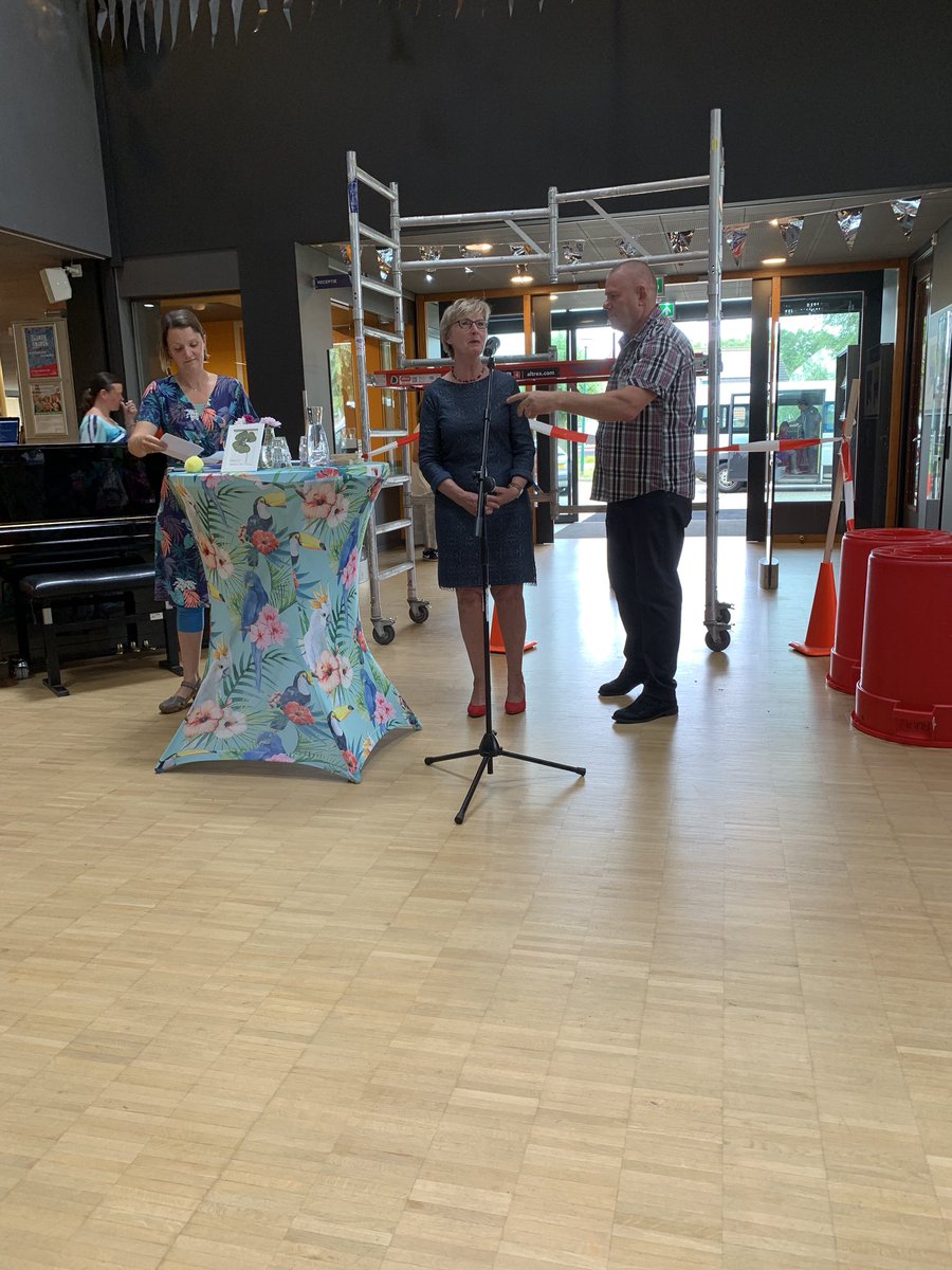 annekedubbink's tweet photo. Hoera, het dak van cultuurhuis schoneveld is er officieel weer op!  Alle inwoners van Houten-zuid kunnen weer volop werken, spelen, leren en genieten op hun ontmoetingsplek Wat zeg ik: het dak mag er af! https://t.co/QvvCANlqca