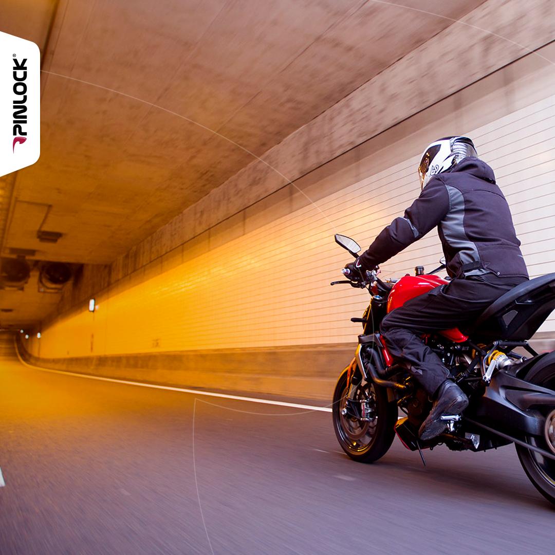 Pinlocksystems's tweet image. Dark smoke during sunny days to crystal clear at night: the Pinlock Overlay has got you covered! #Pinlock #GoFastGoSafe #6dhelmets