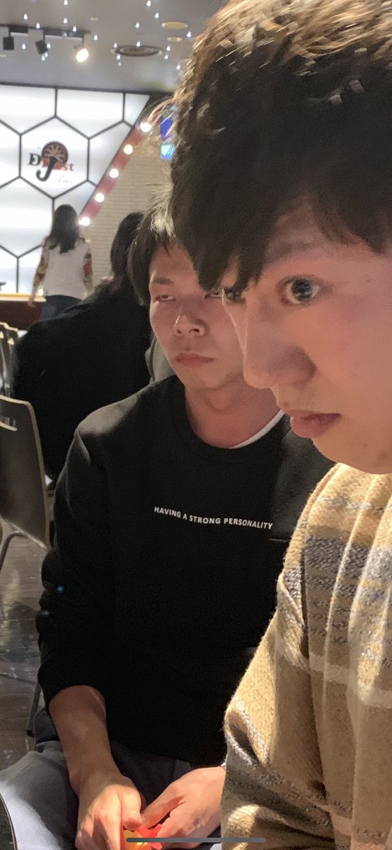 HAVING A STRONG PERSONALITYってトレーナーに書いてるのにこんな間抜けな顔してええの？