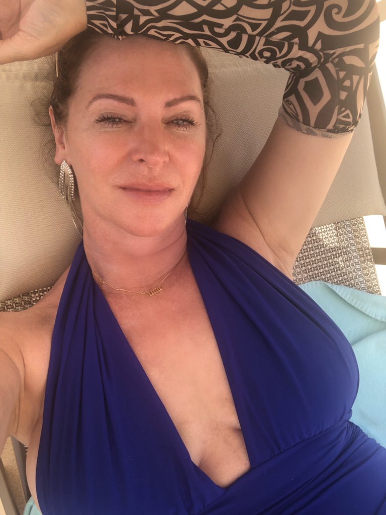 LeslieZemeckis's tweet image. It’s bright out here #beach #beetch #island girl