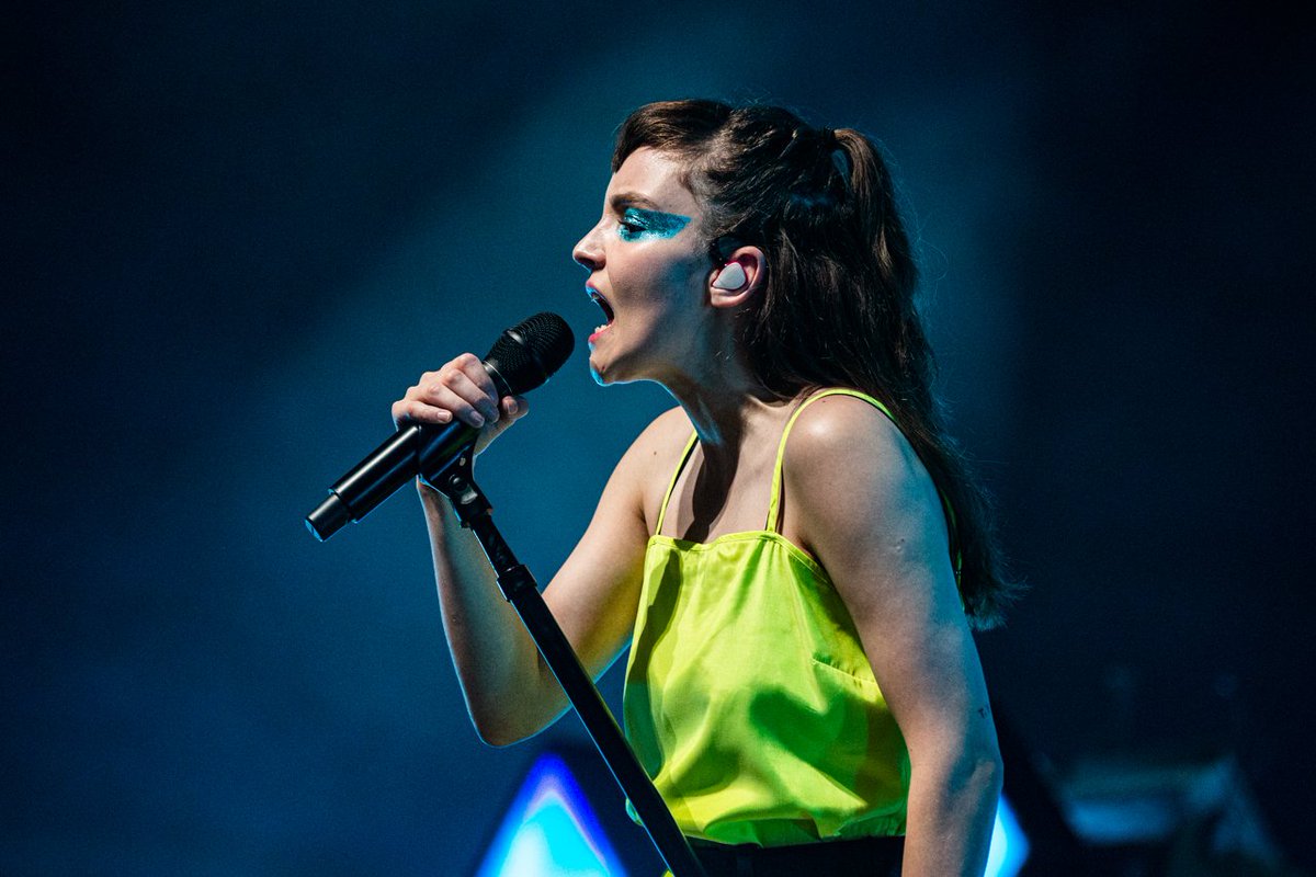 Photos of <a href="/CHVRCHES/">CHVRCHES</a> (&amp; @CharlyBliss) last night at <a href="/RadioCity/">Radio City</a> 
📸: <a href="/Qbertplaya/">Ellen Qbertplaya 📷</a> tbp.im/ChvrchesRCMH