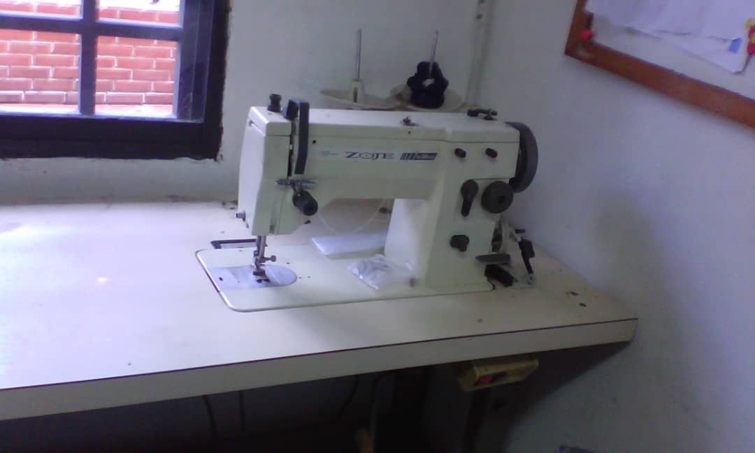 ***SE VENDE*** MAQUINA DE COSER. Mi gente en Caracas y estudiantes de moda. Para tratamiento de mi mamá estoy vendiendo ésta máquina. En excelentes condiciones y muy poco uso.