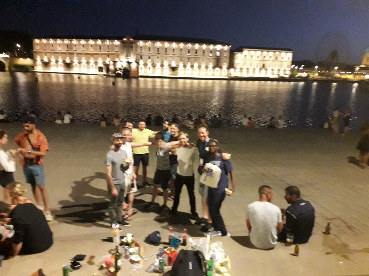 ExeOttavia's tweet photo. useRs @rstatsmemes @CZauchner @CHambock @ameisen_strasse et al. trying to assemble in an R with poor to null results. Big credits for the effoRt! #useR2019 https://t.co/MgB0zCGFIX