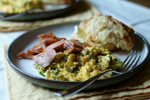 SeaChangeCanada's tweet photo. A simple yet elegant dish to give breakfast the attention it deserves! 😍 Herby scrambled eggs with smoked salmon and lemon zest sea salt. Recipe:  https://t.co/byoGde7Nev #recipeoftheday #brunch #delicious https://t.co/cwqs69uPsR