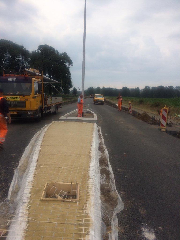 Heel veel graven. Heel veel zand en puin. Heel veel asfalt. Heel veel beton. Heel veel straatwerk. Heel veel markering. Heel veel lichtmasten. Heel veel graskeien. Dat doen we met heel veel mensen ruim 60 man. Ja we lopen op planning op de N737 innovatieroute. @Strukton