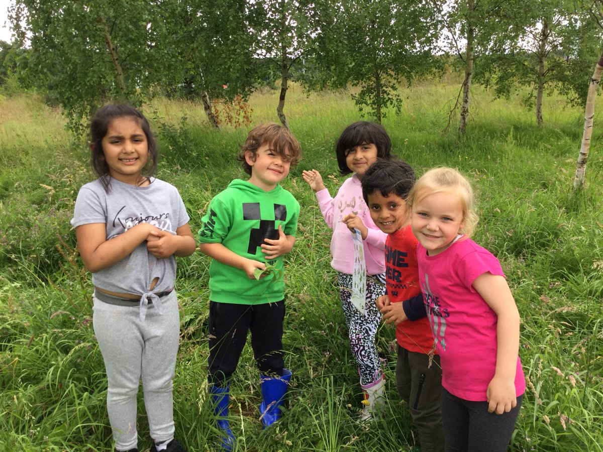 WynyardPrimary's tweet photo. Year 1 had a fantastic forest school session with @ScoutedChris this week, we enjoyed collecting different leaves and leaf bashing to create a beautiful flag. What a great afternoon! 🌿🍂🍃 https://t.co/wSfkFqHgd3