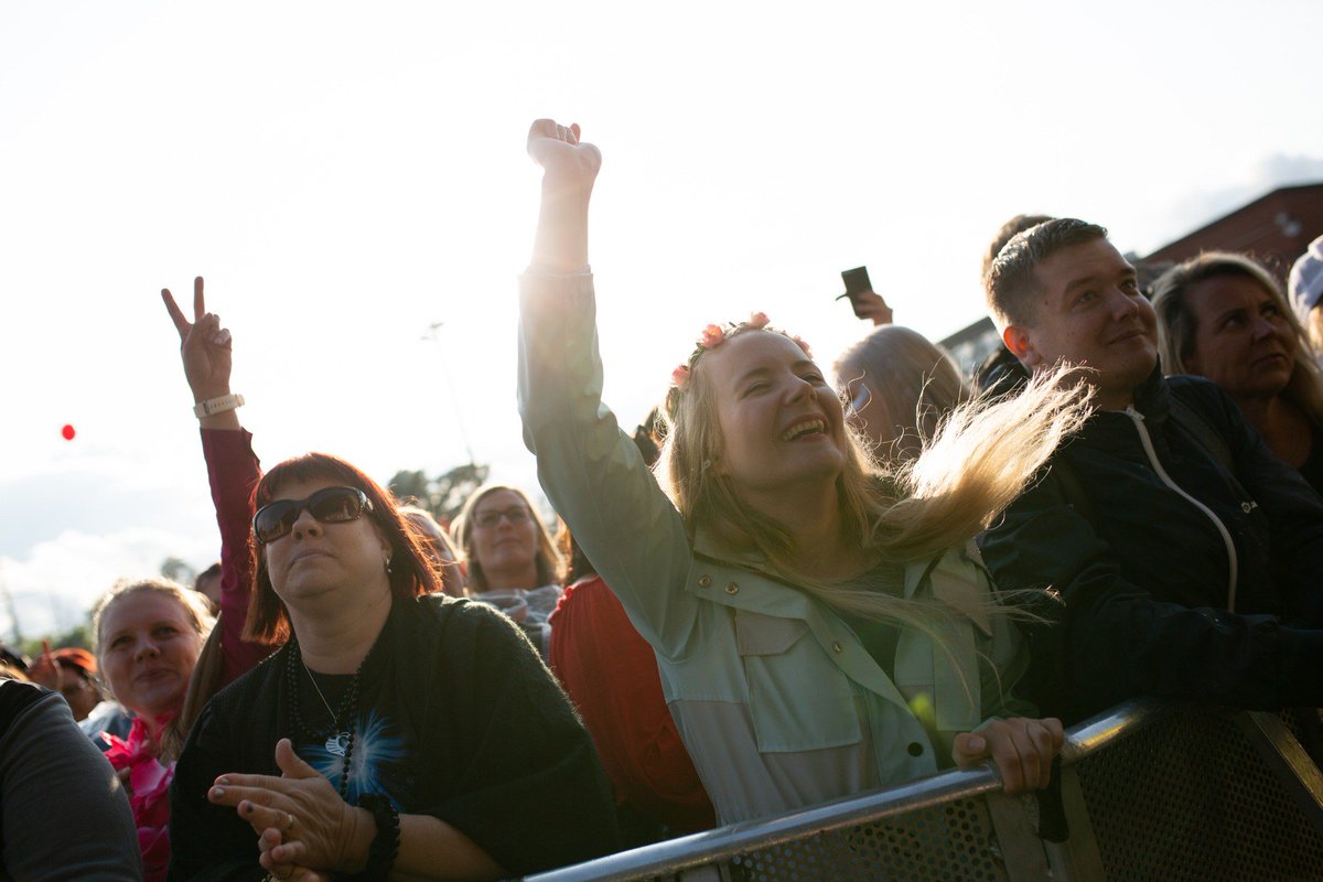AURINKOA, HUIPPUARTISTEJA JA UPEA TUNNELMA! ☀️ 💛 ✨
Tuu säkin Tiksiin, jos et vielä oo täällä! 😍 Lippuja on yhä saatavilla. 
📸: <a href="/samulipentti/">Samuli Pentti</a> 
#tikkurilafestivaali #juhlitaanyhdessä #kesä2019 #kesä #heinäkuu