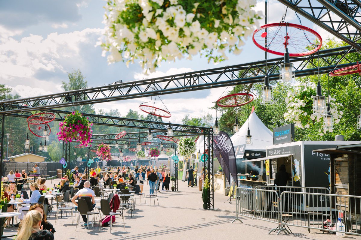 Tiksin ruokamaailmassa kelpaa herkutella! 😋 🍔 🍨 Makujen maailma on taattu, ja tarjolla on myös vegevaihtoehtoja. 
⏩Ota siis suunnaksi Food World ✨.
📸: <a href="/KonstaLinkola/">Konsta Linkola</a> 
#tikkurilafestivaali #juhlitaanyhdessä #kesä2019 #kesä #heinäkuu