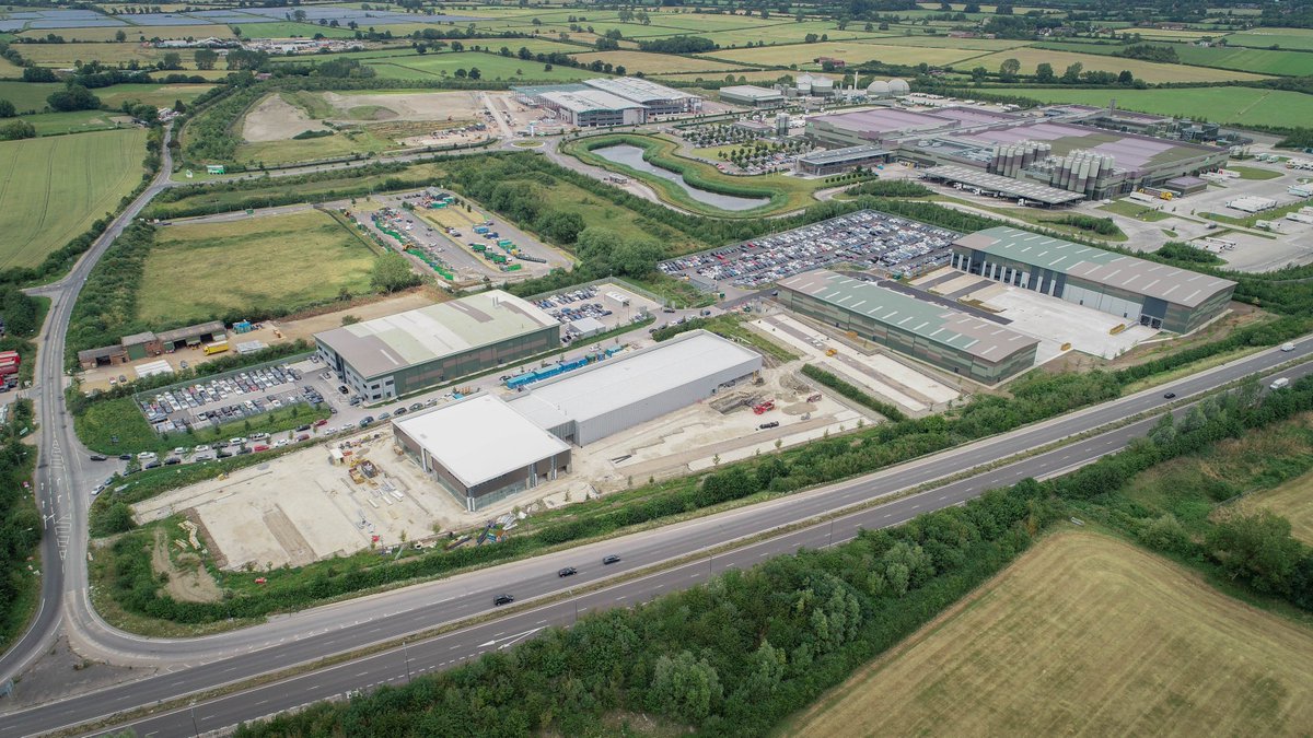 WesthallEstates's tweet photo. Phase 3, #Aston41, Aston Clinton almost complete now and Lookers JLR dealership also making great progress! 3 units available now for sale or to let, from 13,896 sq ft to 54,639 sq ft. Visit https://t.co/EaEf0pCAWW for more info! #developing #industrial #property #buckinghamshire https://t.co/tlw1VqTAgO