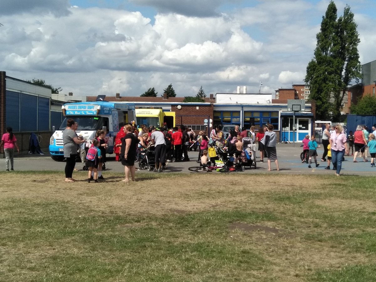 thameslifecdt's tweet image. Summer fair @TVInfants &amp;amp; @thamesviewj talking to ppl abt #residentcharter for #ThamesWard @ASF_UK @thekingsdecree @BeFirstLondon #statementofcommunityinvolvement #thatsrefreshing @AgerKelly