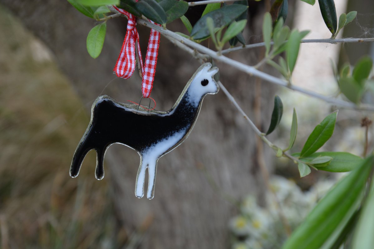 PeruvianThreads's tweet photo. We are loving our glass Llama decorations! 🦙

They are made locally on the #IsleofWight and are the perfect unique way to add a Llama into your home decor. 

Shop them in-store or online for full colour ranges. 

https://t.co/2UEgngQqmy

#etsy #handmade #glassllama #llama https://t.co/chrEzmiStO