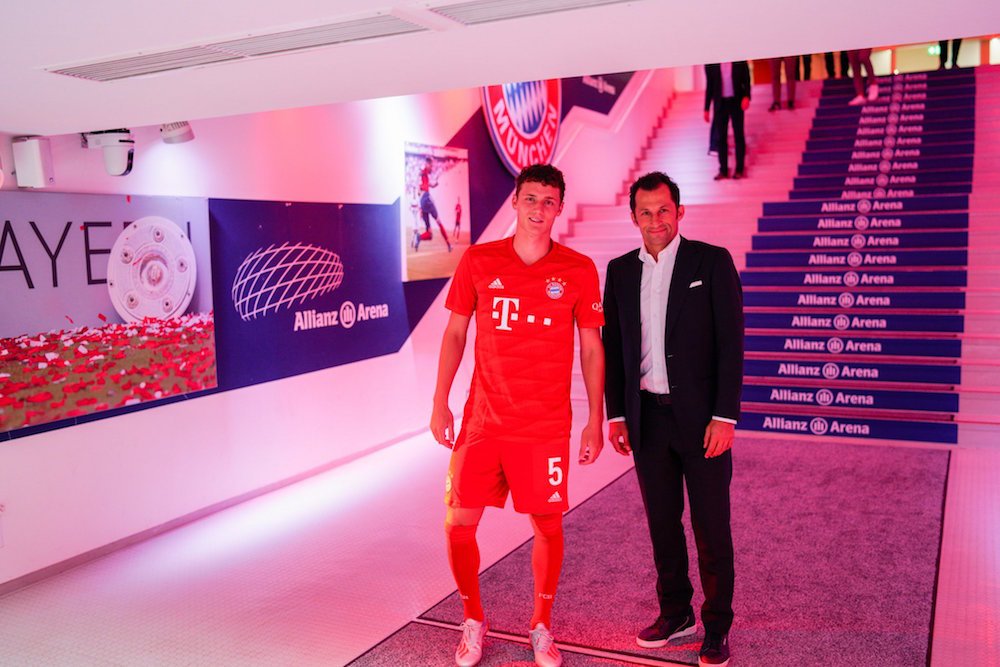 FCBayernUS's tweet photo. Welcome to the #FCBayern family, @BenPavard28! 🔴⚪

#ServusBenjamin https://t.co/w8DbxCUxes