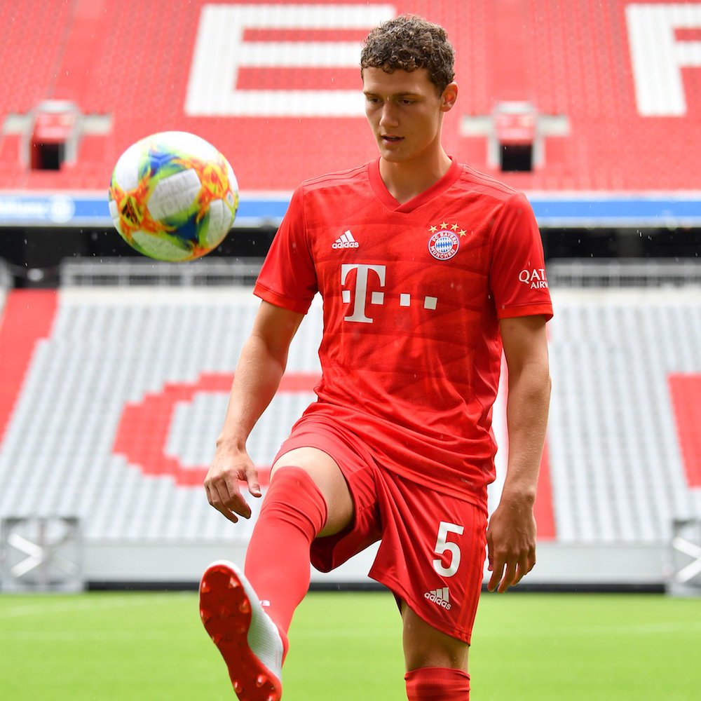FCBayernUS's tweet photo. Welcome to the #FCBayern family, @BenPavard28! 🔴⚪

#ServusBenjamin https://t.co/w8DbxCUxes