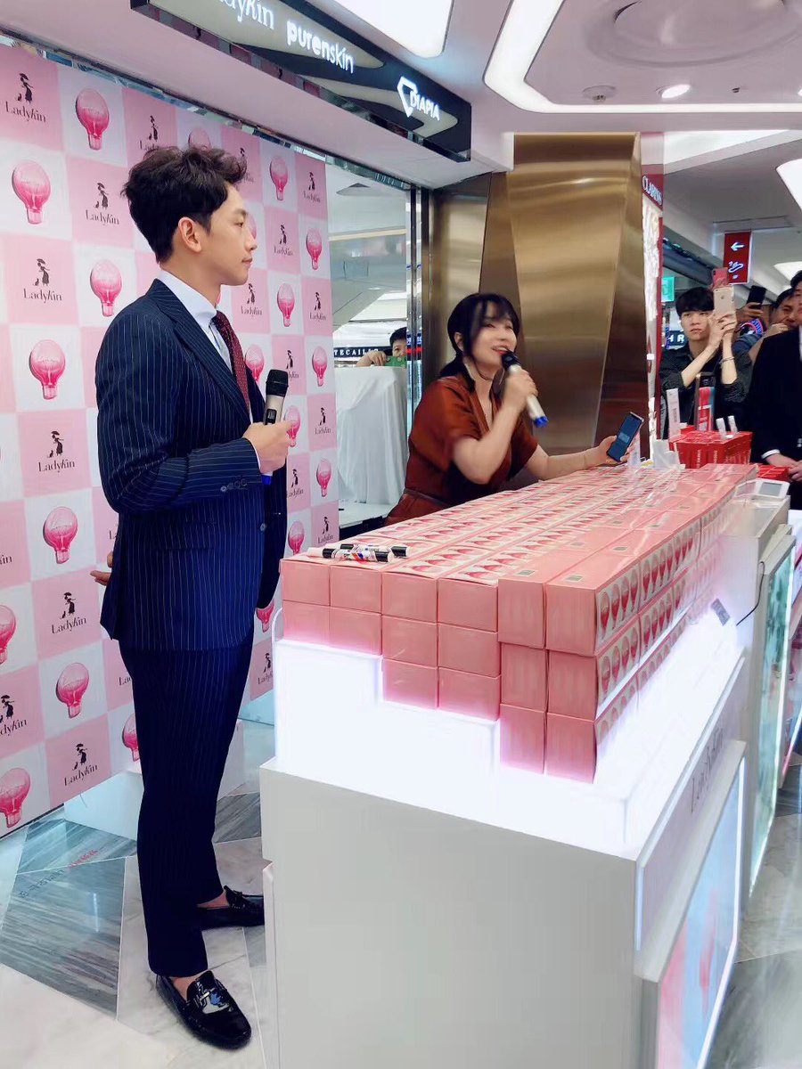 catcoco2011's tweet photo. 2019-07-12
@rain_oppa 😍😍😍
#Korea #ladykin 
#LotteDuty #FreeShop
#비 #가수비  #정지훈 
#Rain #rain_oppa
#배우정지훈 #MBC #월화드라마 
#7월29일 #밤8시55분 #첫방송
 #이재상X정지훈 https://t.co/s6Diih5YZN
