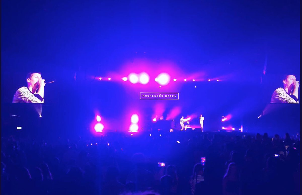 Flagtimefilms's tweet photo. Damn good graft the past few days shooting live at Wembley Arena w/ @CaptiveNorth 🎥 Cam team Assemble! 🙌🏆 Razorlight & professor green smashed it! #yourestyourust https://t.co/Yn1A3ZTD61