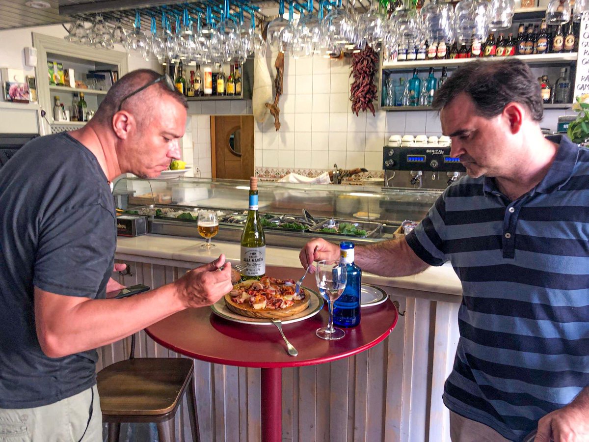pulpopasion's tweet photo. “Trabaja en algo que te haga feliz”. Lo llevamos tatuado en la piel. Fijaros en nuestro jurado pro #PulpoPasion, la semanita que lleva y lo contentos que están.
📍@r_asdebastos
🍽#Pulpo a la gallega
Al lado 👉 #AlbaMartin de @BodMartinCodax ⭐️ https://t.co/A12ulNjrSX