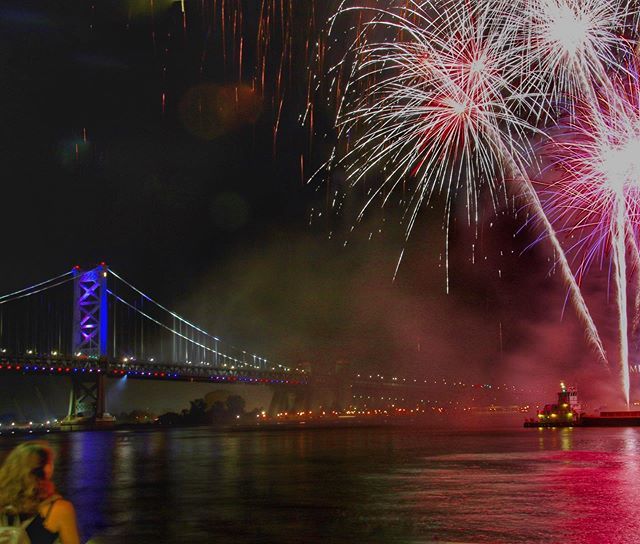 A throwback to a whole week ago. I hope your weekend is spectacular! 🎇🎆🎇 #fireworks #bridge #bridges #bridgesofinstagram #bridges_of_our_world #benfranklinbridge #benfranklinfriday #philadelphia #philly #phillygram #phillyatnight #phillymasters #phil… ift.tt/2ScrNhu