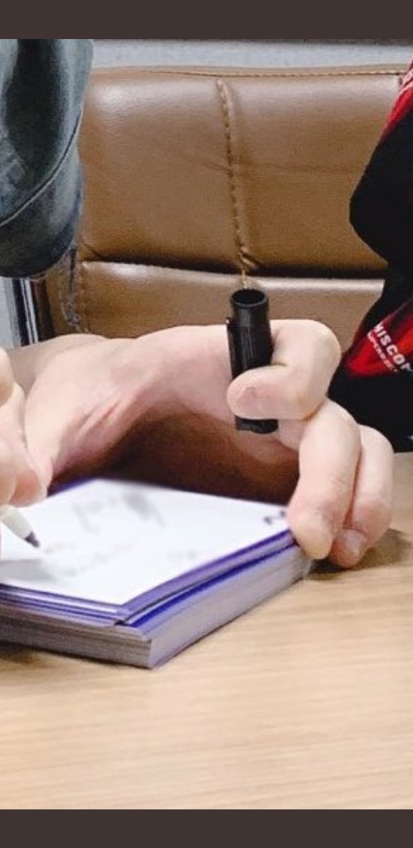 you're very busy but you still have time to bite those poor nails ㅎㅁㅎ