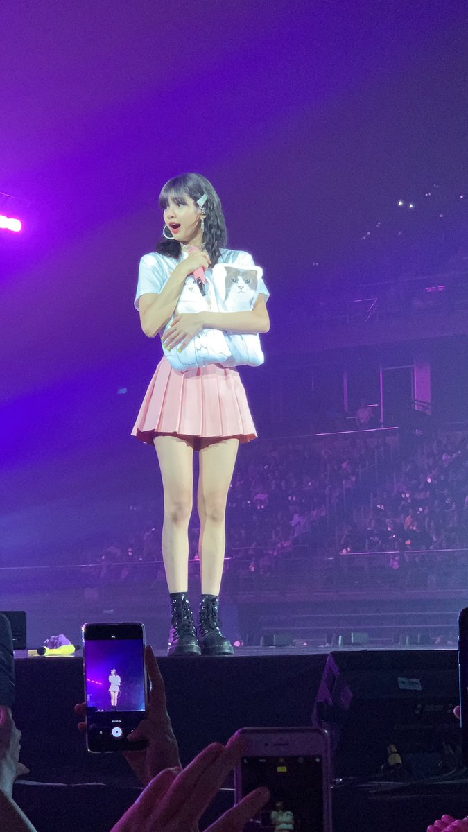 Len_deeR's tweet photo. ดูทำหน้าดิ...โคตรน่า��ัก55555 #Lisa

#BLACKPINKInBangkokEncore 
#BLACKPINK2019WORLDTOURinbkk 
#BLACKPINKEncoreinBangkok https://t.co/4ISNW8EJ3Y