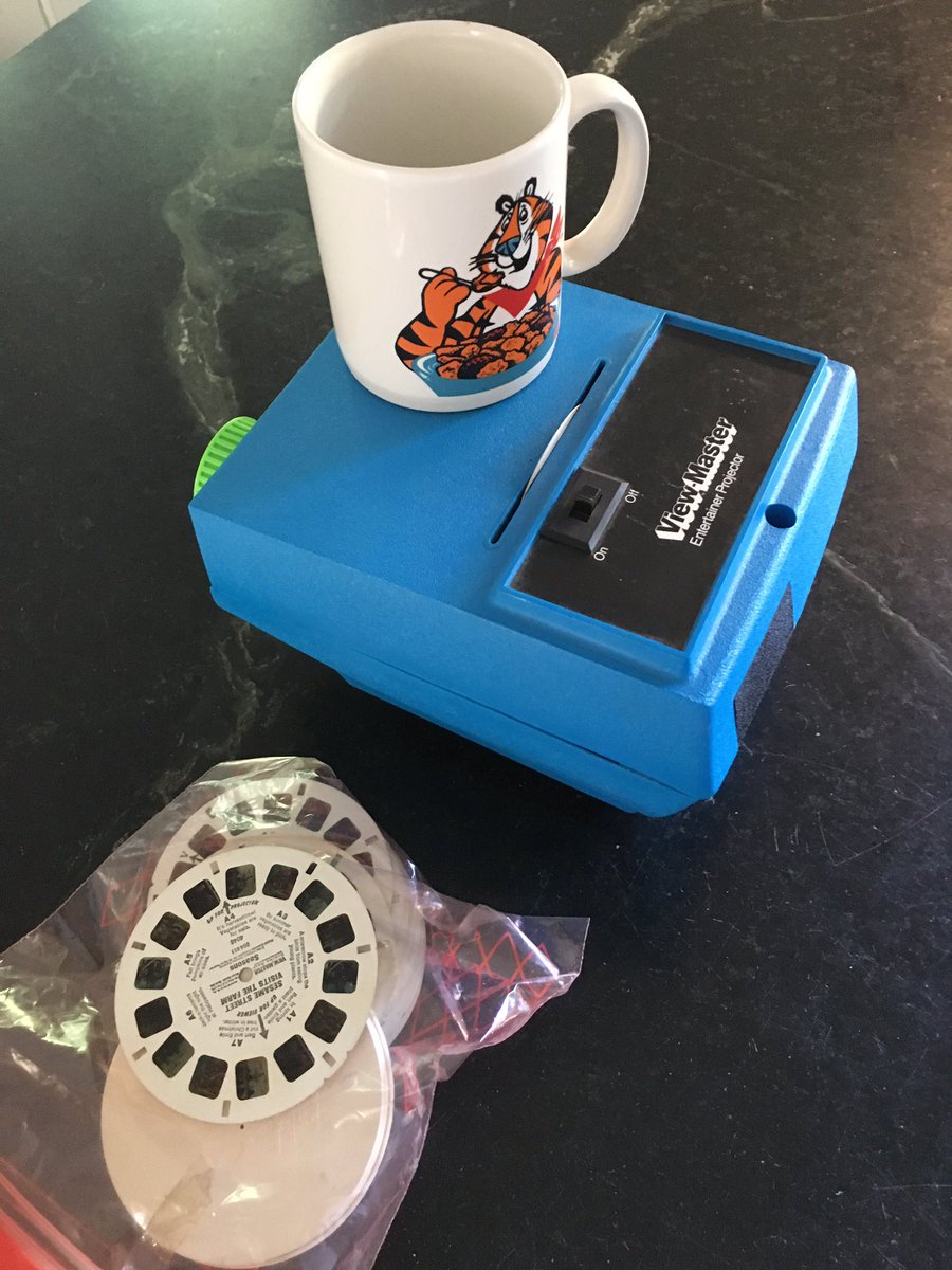chargerblue's tweet photo. When the garage sale gods smile upon you. $5 haul. Two Budweiser @Colts coolers. Working Viewmaster projector with 30 reels, and a @KelloggCompany employee Tony the Tiger mug. #SlobbyRobby #Vintage #MakeMeAnOffer https://t.co/2fjo4dHkfr