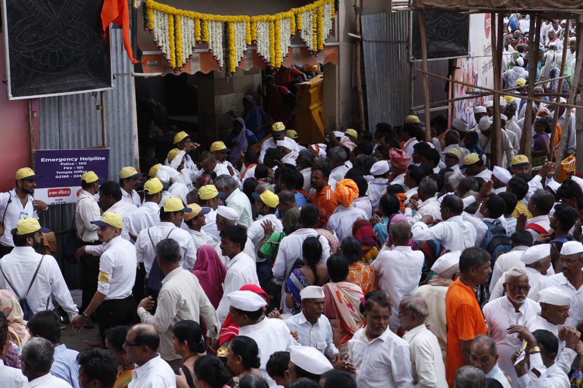 aniruddhasadm's tweet image. Trained Disaster Management #Volunteers of @Aniruddhasadm assisting local police and govt authorities by managing darshan queues of large no of #Varkari &amp;amp; devotees arriving in #PandharpurVitthalMandir to seek blessings of their beloved God.