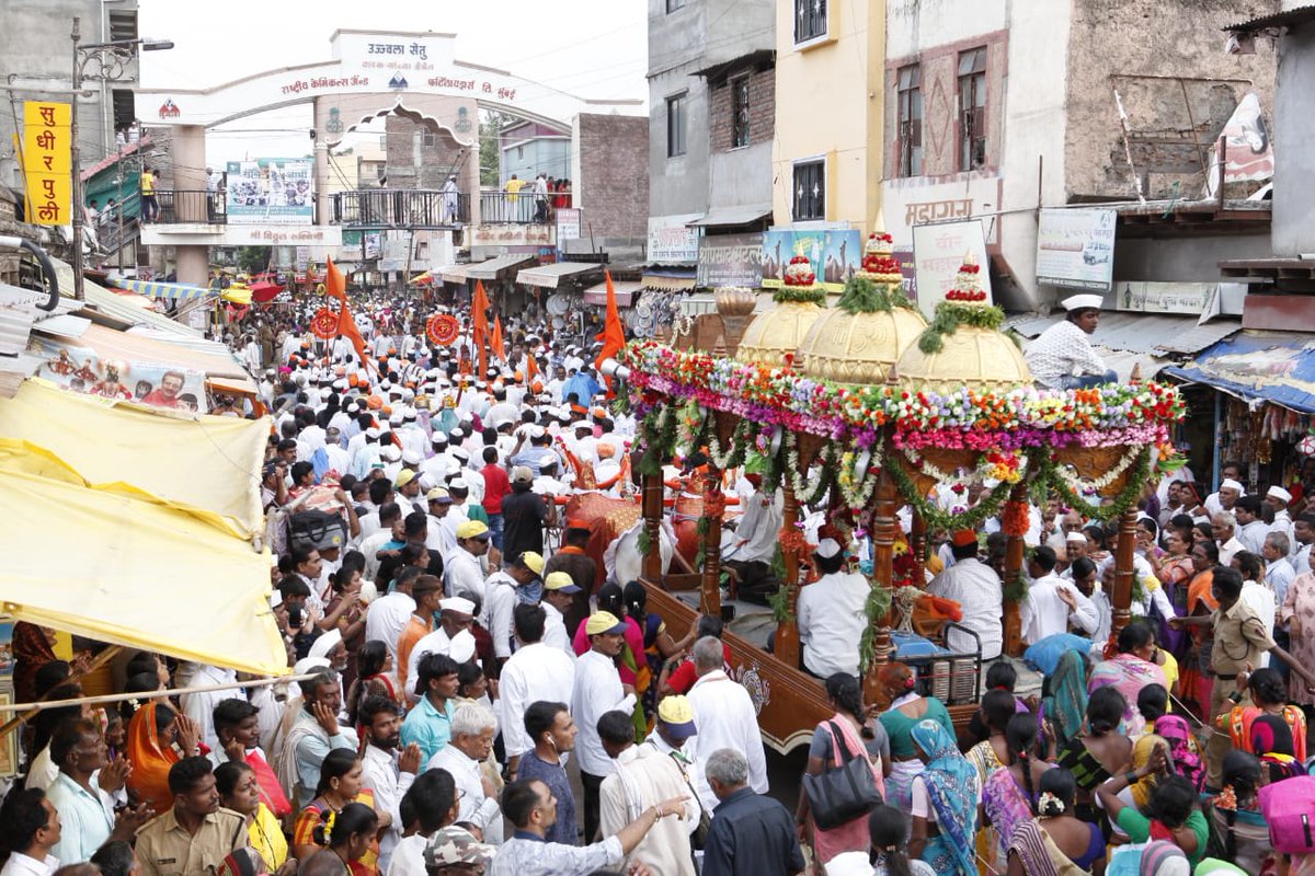 aniruddhasadm's tweet image. Trained Disaster Management #Volunteers of @Aniruddhasadm assisting local police and govt authorities by managing darshan queues of large no of #Varkari &amp;amp; devotees arriving in #PandharpurVitthalMandir to seek blessings of their beloved God.