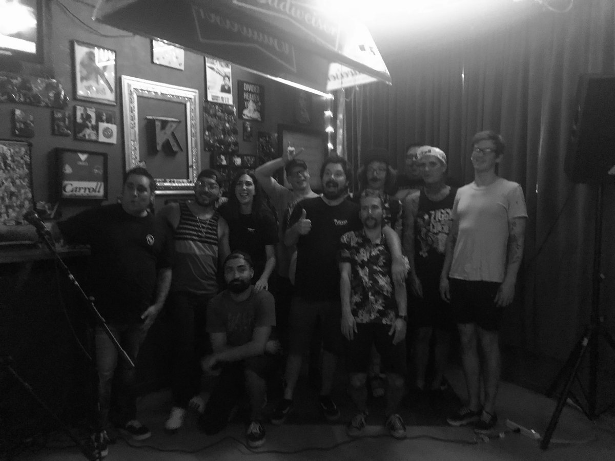 chasingfiction_'s tweet photo. Awesome show last night! We had a great time playing with Eric Wilkinson of Noble Bones, Se Vende, and Throw. https://t.co/2FgQVpNnsy