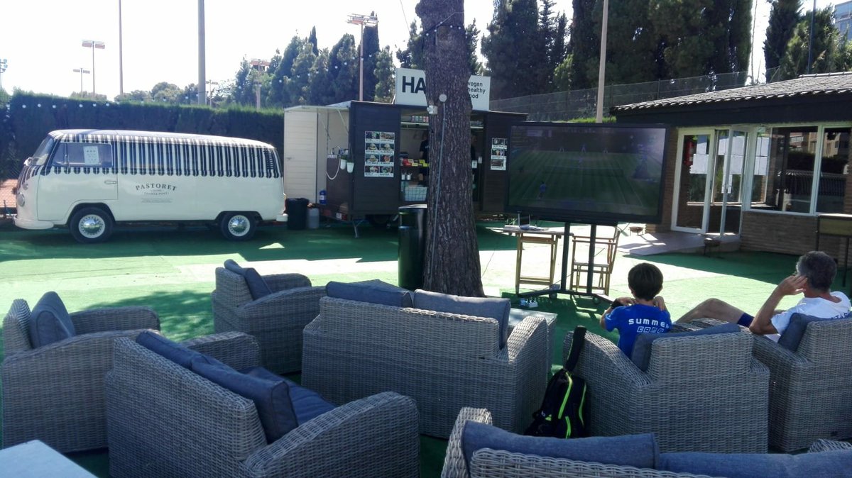 RCPoloBarcelona's tweet photo. Esta tarde en la gran pantalla del village del @ITFSeniorsRCPB puedes disfrutar de las semifinales de @Wimbledon. 
🎾 Nadal vs Federer 🎾 https://t.co/yZsCNcXUbv