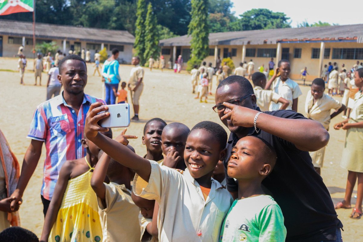 NewGenerationBu's tweet photo. une année scolaire qui finit bien

c'était de la joie qui pouvait se lire sur le visage de nos enfants qui ont eu ce matin les résultats de fin d'année scolaire nous leur disons felicitations et nous leur souhaitons bonne vacance https://t.co/XHRH2clkjt