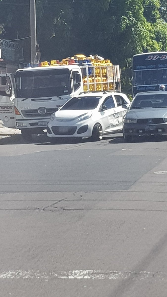 vilmapassarelli's tweet photo. @alertux @ddovia accidente calle Bernal  una cuadra después de semáforo calle Zacamil https://t.co/EIYM9JvL2Q
