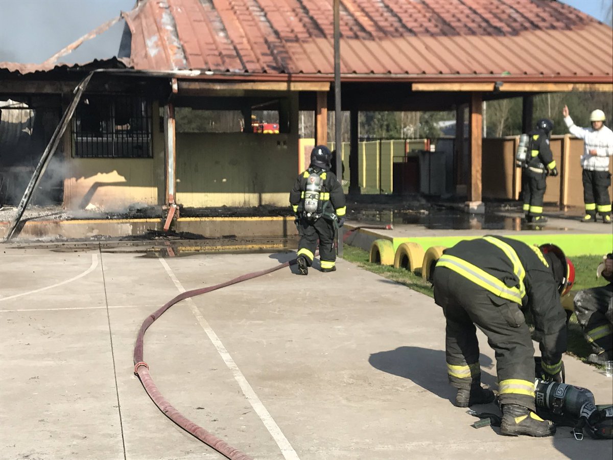 seremieducVI's tweet photo. Lamentablemente la Escuela G-414 Tinguiririca Barrio Estación de #Chimbarongo fue afectada  por un incendio en estas vacaciones. Estamos en terreno junto al Gobernador de #Colchagua @EthitYamil y el alcalde Marco Contreras, cuantificando los daños  #OHiggins https://t.co/PIrqmXiLoi