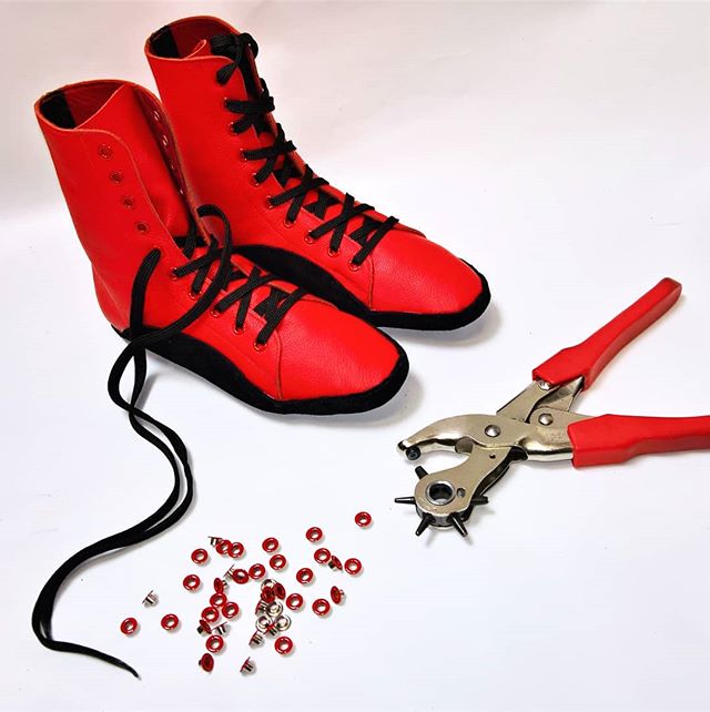 Isabella_Mars's tweet photo. NEW custom Red & Black Tightrope Boots ✂ also available in all Red🍅
Made to order by isabellamars
_______________ #tightwire #tightrope #wirewalker #tightropeshoes #tightropewalker #tightwiredancer #seiltänzer #walkingthewire #highwire #drahtseil #handmadeboots #redshoes https://t.co/nFSIYk6Cll