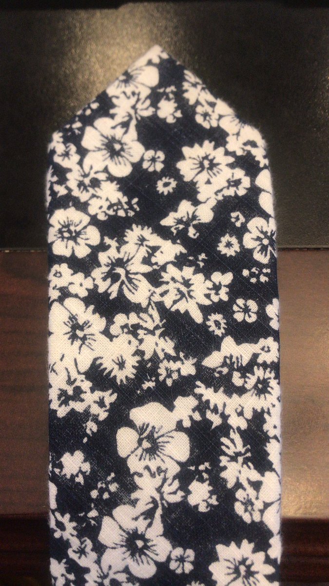 MrDCGreen's tweet photo. 99% of the time I wear a bow tie, but starting a new trend #FloralTieFriday #TieOfTheDay #TOTD #PrincipalStyle https://t.co/hMh91gEPE9