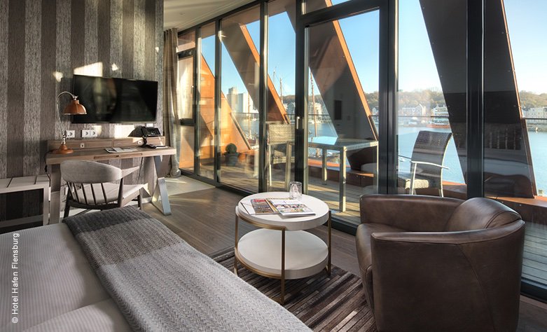 luxuszeit's tweet photo. Unsere Hamburger Autorin Hedda hat Flensburg erkundet und dabei eine zauberhafte Übernachtungsmöglichkeit entdeckt: das Hotel Hafen Flensburg. Das Haus liegt exponiert am historischen Hafen und bietet großzügige Zimmer mit „Hygge-Faktor“. Zum Hotelbericht: https://t.co/rzdlaYNLkc https://t.co/cgL2G2EXMs