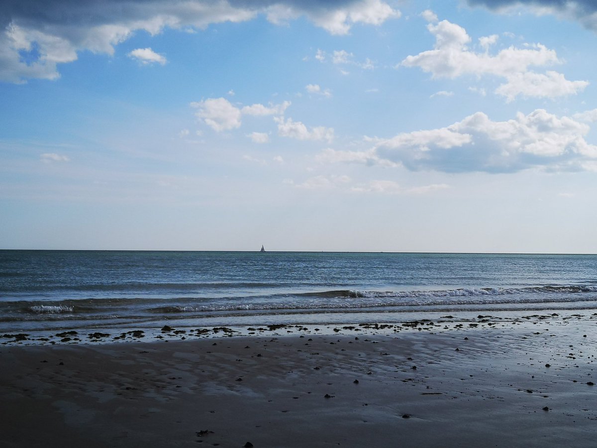 MelFFW's tweet photo. Huge sandy beach at #Rustington
#lowtide #julydays #summer https://t.co/J4KUWhmNz3