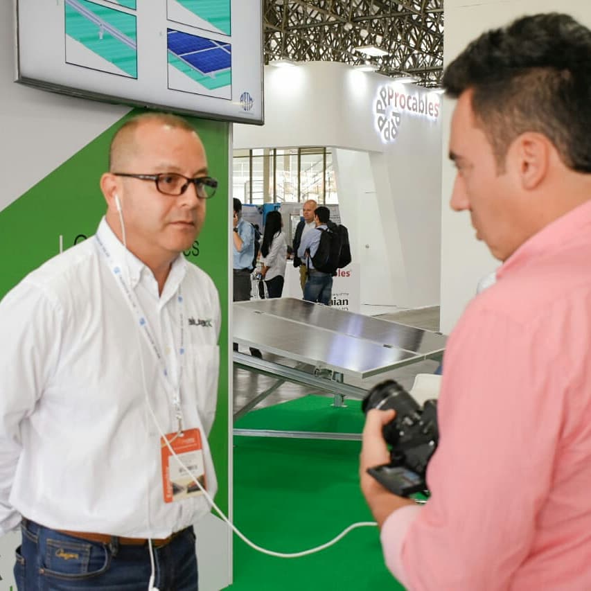 alurack_co's tweet photo. Nos reunimos con Marketing 108 para hablar sobre la importancia del medio ambiente. El aluminio como metal cien porciento ciento reciclable. #ExpoSolarColombia2019 https://t.co/2pDa5aroWI