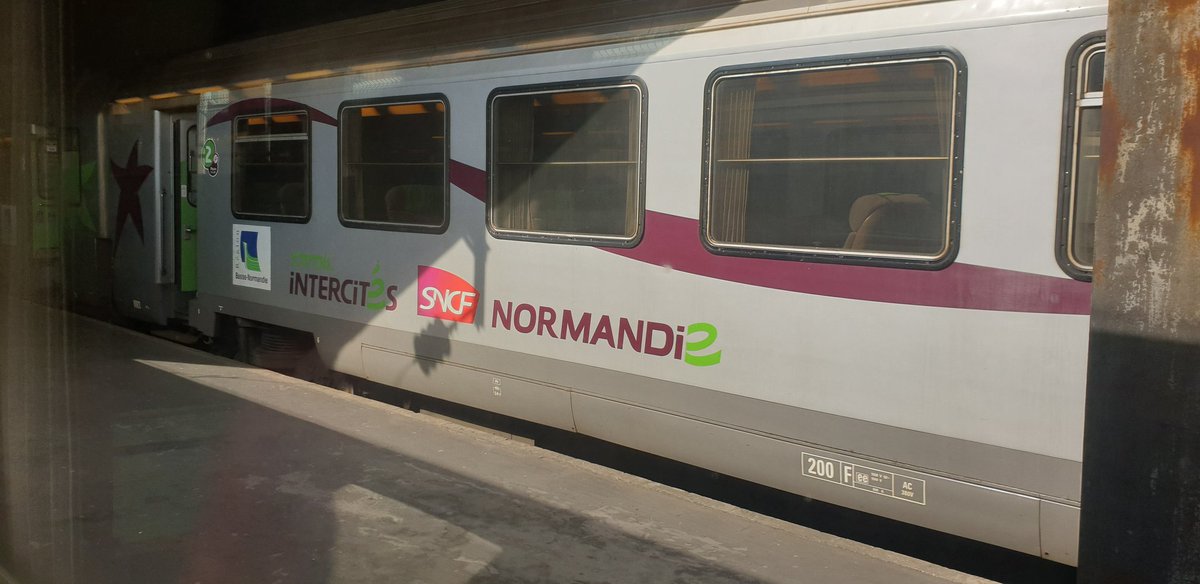 WilfriedSerre's tweet photo. #Gare #Paris #Saintlazare : Départ Vendredi 12 Juil soir vers #Rouen, impossible de passer les #portillons   de m. Pas un agent #SNCF.  Heureusement la solidarité joue, on passe en force! Quand arrêterons-nous d'être pris pour du bétail? Et ça par des machines? C'est ça le futur? https://t.co/VdfsllwNLB
